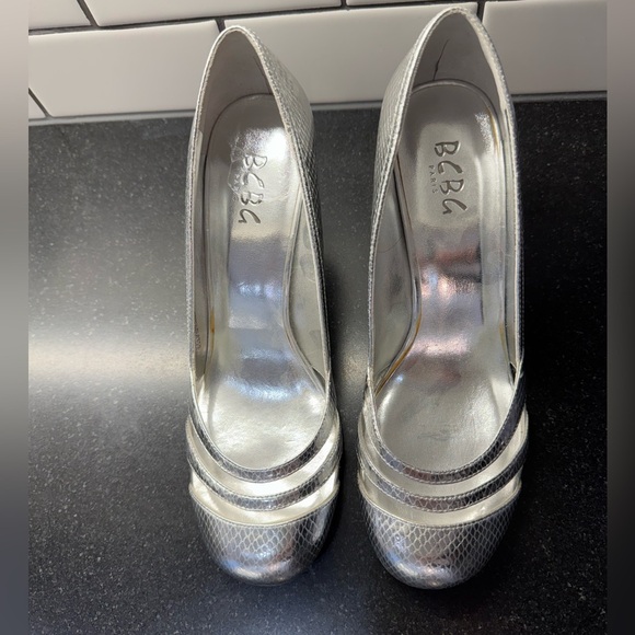 BCBG Paris PL-Danny Heel in Metallic Silver Shoe Size 9 NEW - Picture 2 of 12
